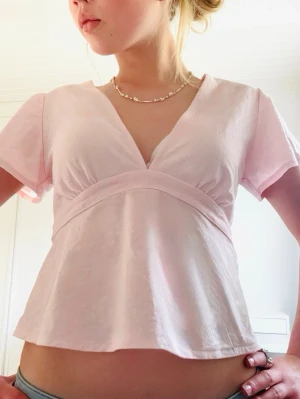 Ljus rosa sommar topp - Först bilden har ett färg filter för att få en bättre vibe. Gulli sommar topp i storlek s. Lite liten i storlek men det tycker jag om för då sitter den väldigt fint vid magen.