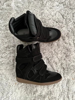 Isabel Marant - Säljer ett par Isabel marant skor. Storlek: 39/38 inte äkta men ser exakt ut som äkta ingen skillnad, och kan frakta den dagen du köper🙃😁 leveransen är 10/10👍