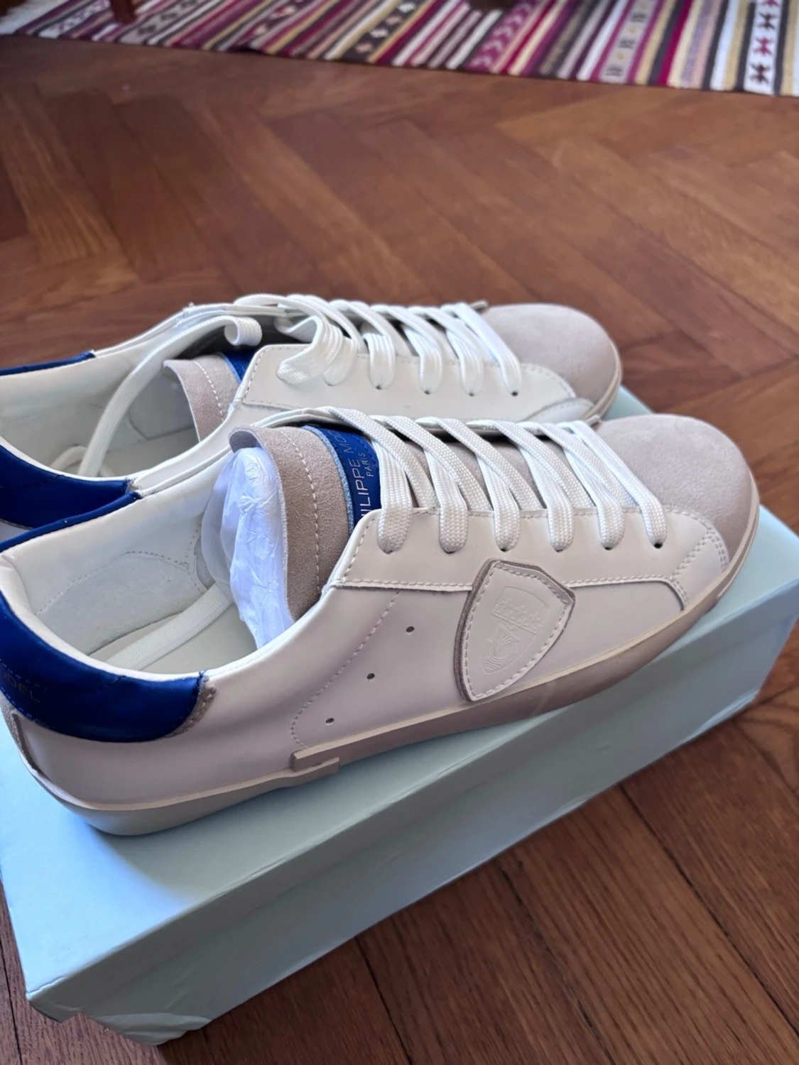 Philippe Model vita sneakers med blå detalj - 4
