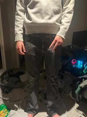 Svarta jeans från Levis  - Säljer ett par svarta jeans från levis. Jeansen har en diskret läderpatch bak i midjan och är tillverkade i denim. Perfekta för en stilren och vardaglig look.  Strl 31/30 knappt andvända