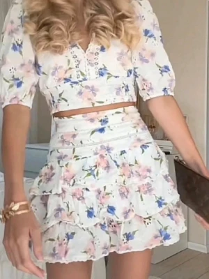 Blommigt sett från zara - Supergulligt sett från Zara i storlek S! Är i superbra skick, perfekt inför sommaren🤍