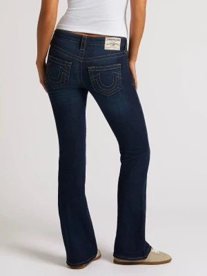 Mörkblå bootcut jeans från True Religion - Snygga mörkblå bootcut jeans från True Religion med klassiska kontrastsömmar och ikoniska broderade bakfickor. tillverkade i mycket stretchig denim för en bekväm passform. Sitter fint på kroppen, bara använd ett par gånger. OBS! Jeansen på bilden är från nätet, en uppgraderad version av de jag säljer som man ser på den 3:e bilden