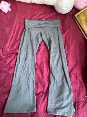 Grå mjukisbyxor från Nelly - Grå mjukisbyxor från Nelly med bred linning och utsvängda ben. Tillverkade i mjukt och stretchigt material som känns skönt mot huden. Perfekta för chill dagar hemma eller när du vill ha en avslappnad look. Dom har jag även sytt upp så dom är kortare men hör av er så kan jag mäta  
