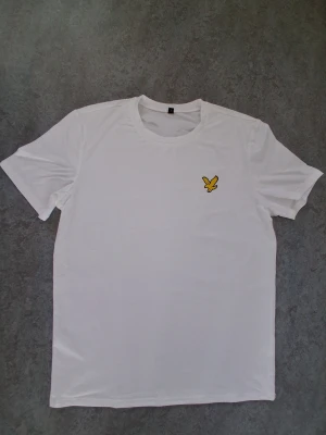 Vit t-shirt från Lyle & Scott - Helt ny Lyle & Scott t shirt aldrig använd jätte snygg har ni funderingar eller är sugen skriv till mig.