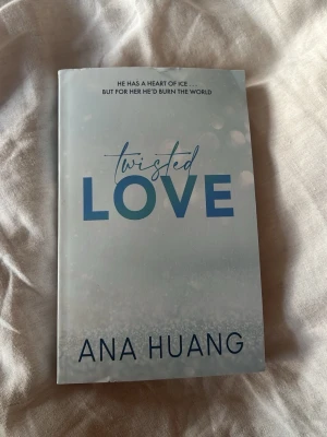 Twisted Love av Ana Huang - Twisted Love är en romantisk roman av Ana Huang med ett stilrent, ljusblått omslag och blå text. Boken handlar om Alex och Ava, två personer med mörka förflutna och förbjuden kärlek. Perfekt för dig som gillar känsloladdad och spännande skönlitteratur.