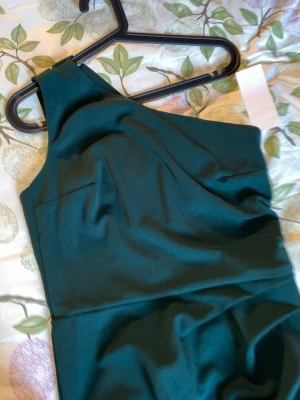 NY! Maxi klänning (dark green) från Bubbleroom - Helt ny och oanvänd klänning. Storleken passade inte mig och jag missade returtiden. (Artikelnr: 720473-0021 för bättre bilder)
