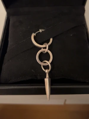Marianilsdotter örhänge - Säljer ett mitt jätte fina örhänge från marianilsdotter CHAOS QUEEN EARRING. Har änvändis flitigt men jag har tagit hand om det noga, jag säljer pga att det tyvärr inte kommer till användning längre. (Nypris 2 795kr) Skriv för fler bilder eller frågor 🥰❤️