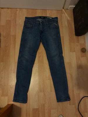 Blå replay jeans - Säljer nu mina blå replay jeans. Nästan helt nyskick och passar till nästan alla outfits. Perfekt nu till sommaren. Priset är ej bestämt och hör av er vid minsta lilla fråga 🙂👍