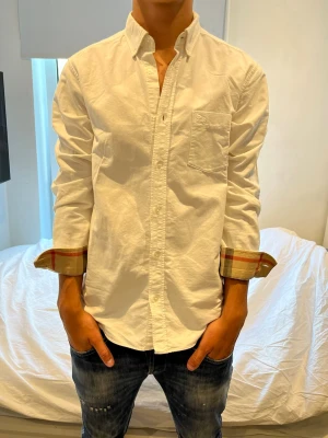 Burberry skjorta  - Burberry skjorta  ny skick. Storlek M. Killen på bilden är 182 och väger 73kg. 