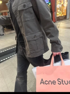 Safarijacka Oscar Jacobsson - Luftig grön safarijacka i strl L från Oscar Jacobsson. Köpt från Volt för 2499kr 18/1-26. Använd sparsam, inga brister eller defekter. Kvitto finns. Kan användas nu under varmare vårdagar och medeltempererade sommardagar. Skön o stilren💯