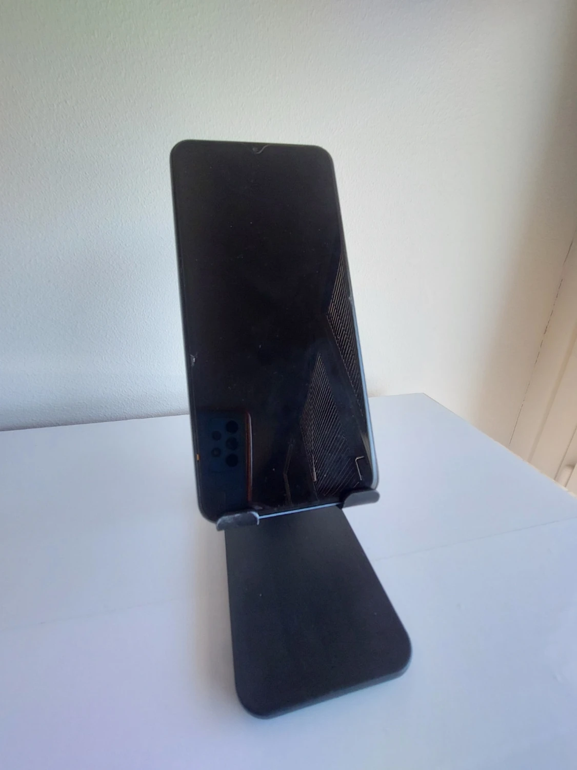Vikbart mobiltelefonställ för skrivbord - 1