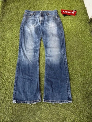 Levis bootcut 507 - Levis bootcut jeans i modellen 507, har sjukt snygg tvätt och dessa typ av jeans är oerhört svåra att få tag på, då tvätten är riktigt snygg och jeansen har en väldigt bra och snygg bootcut passform, har en liten heelbite på båda jeansen