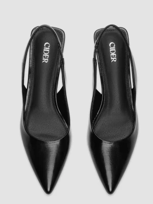 Svarta slingback-sko från Cider - Stilrena svarta slingbacks med spetsig tå och låg klack från Cider. Skorna har öppen häl med smal rem runt ankeln och är i ett lite glansigare material. Perfekta för dig som gillar klassisk och trendig stil.