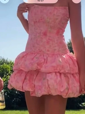 Sommarklänning  - Superfin sommarklänning. Dragkedja på sidan. 