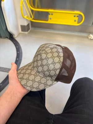  Gucci Keps  - Säljer min Gucci keps då jag inte använde den. Jag köpte den på vinted på 3000. Det är jätte snygg för dagligt bruk eller för speciella tillfällen. 