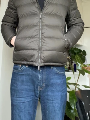 Massimo Dutti Dunjacka  - Snygg mörkgrön dunjacka med quiltad design och rak passform. Jackan har dragkedja framtill och två sidofickor. Jackan är i fint skick men har en liten reva som syns på bild 3. Storleken är L i jackan men passar mer som en M