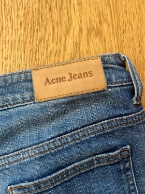 Jeans acne judy vintage - Snygga blå jeans från Acne Jeans med klassisk rak passform och femficksdesign. Jeansen har en ljusblå tvätt och detaljer i kontrastsömmar. Perfekta för en avslappnad och trendig look.