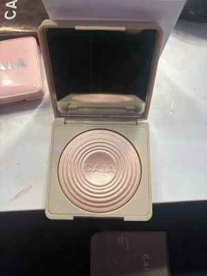 CAIA highlighter i champagnefärg - Tåkade beställa 2 stycken så säljer en här till någon som behöver! 