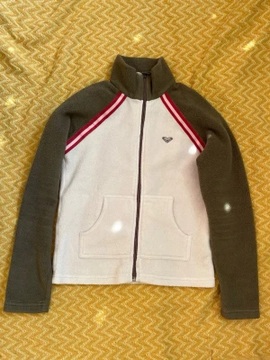 Fleece y2k - Vintage fleecejacka från Roxy (Quicksilver). Perfekt för sommarkvällarna. Använd men väl omhändertagen, lite urtvättad. (Det är solens reflektioner som syns på bild, ej fläckar). Hör av dig för mått eller om du undrar något annat!🩷