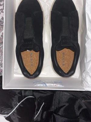 Svarta Eytys sneakers - Säljer ett par svarta sneakers från Eytys med beige, tjock sula och stilren design. Skorna är knappt använda och är kvar i förpackningen. Ordinariepris - 2200 kr.