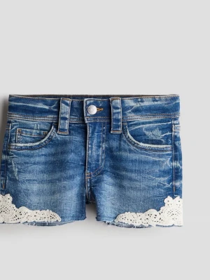 Jeansshorts med vit spets - -strl 158~caXxs/Xs. Fårn Hm, säljer pga för små. Accepterar prisförslag ofta. Köp från min andra annons.😊
