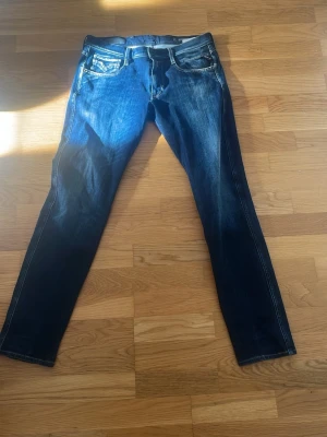Mörkblå slim fit jeans - Snygga mörkblå slim fit jeans med klassisk femficksdesign och kontrastsömmar. Pris kan diskuteras, hör av er vid frågor!