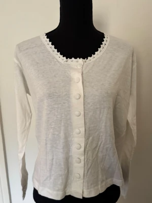 Fin vit kofta/blus - Jättefin vit blus / kofta, står storlek XL men ser mindre ut, lite genomskinlig 