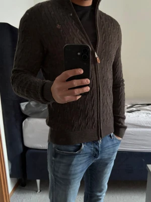 Morris kabelstickad - Riktigt skön kabelstickad tröja från Morris i storlek M, passar S/M. Tvåvägs-dragkedja framtill. Modellen är 175cm. Passar lika bra till vardags som till fest. Inga defekter alls! Bara att kontakta vid funderingar!🌟