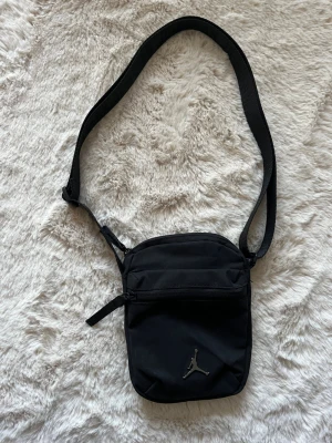 Axelremsväska Jordan - Axelremsväska från Jordan