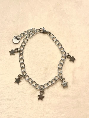 Armband med stjärnberlocker - Snyggt armband med stjärnberlocker, köpt från ett UF företag och nästintill oanvänt. Oklart material, förmodligen någon metall men det finns ingen stämpel ❣️Billigare vid snabb affär - skicka ett prisförslag! 
