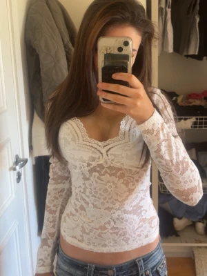 Vit Topp - Vit topp med fina mönster, ser ut att vara obekväm men är faktiskt inte de.