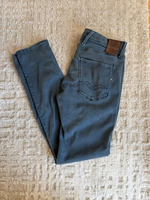 Replay jeans - Snygga mörkblå jeans från replay. Tillverkade i mjukt bomullsdenim med stretch för extra komfort.