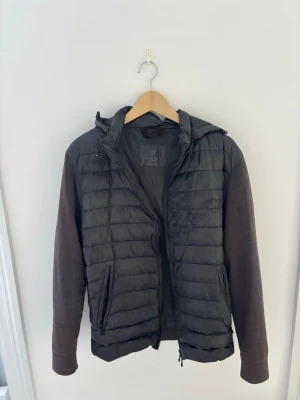 Massimo Dutti Cardigan - Säljer denna snygga cardigan från Massimo Dutti med avtagbar luva då den ej kommer till användning längre. Den har ett litet hål på höger arm samt en fläck till vänster vid bröstet. Fläcken går att ta bort med hjälp av vatten och diskmedel.