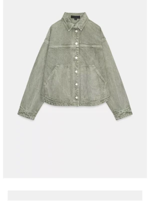 Grön jeansjacka från Zara - Snygg grön jeansjacka från Zara med avslappnad passform och stora framfickor. Jackan är använd få gånger med inga defekter. Är 165cm, säljer då den inte kommer till användning💓💓