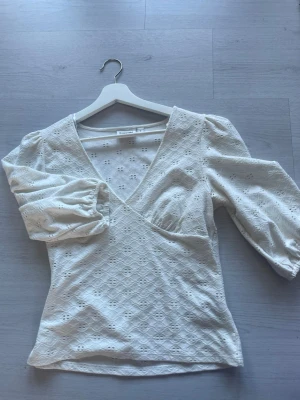 Vit broderad blus från Monki - Inte Monkl utan kappahl.                            Stretchigt material strl s/m istället