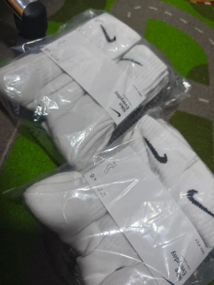 Vita Nike Dri-Fit strumpor två 6-pack - Säljer två 6-pack vita Nike Dri-Fit strumpor med svart Nike-logga. Klassisk modell i ribbad bomullsblandning som sitter skönt på foten. Perfekta till sneakers och vardagsstil. Har mer än två och kan läggas till vid önskan🤗