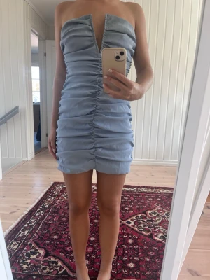 Klänning - Blå kort klänning köpt second hand