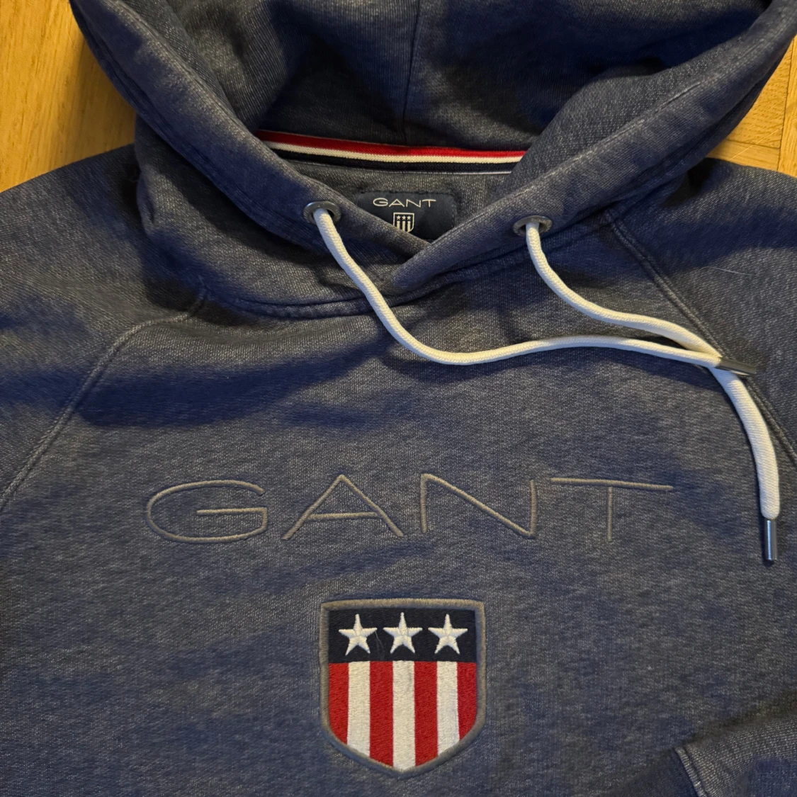 Blå hoodie från GANT med logga - 1