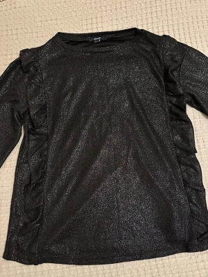 Långärmad glittrig tröja - Supeerfin tröja i storlek S. Köpt på kiabi, aldrig kommit till användning. 🌸