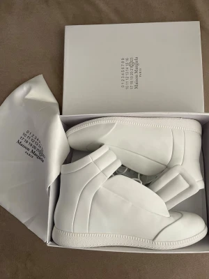 Masion Margiela skor - Säljer one of a kind Masion margiela skor i storlek 43 de är helt nya! 🤩 De är perfekt att ha på sig till sommaren, passar perfekt till dig som vill ha unika skor 😉 hör av mig vid frågor vet ja 😀(designer skor)