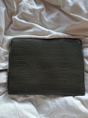 grönt datorfodral  - jätte fin mörk grönt datorfodral med guld dragkedja 💓