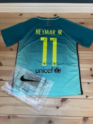 Barcelona Neymar #11 size S - Väldigt bra kvalitet 