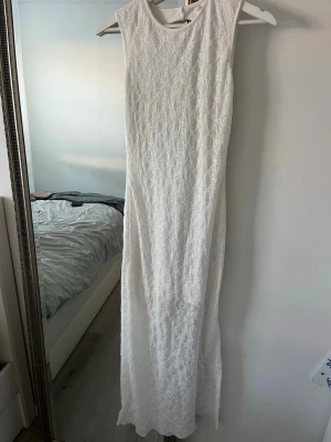Spetsklänning House - Säljer den här vita långa spetsklänningen från House. Använd två gånger och sitter super snyggt! Öppen lite i ryggen och väldigt bra skick🤍