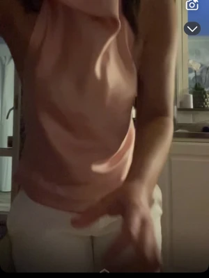 Ljusrosa halterneck topp - Snygg ljusrosa halterneck topp med slät yta och elegant drapering framtill. Toppen är ärmlös och har en feminin, stilren look som passar perfekt till både jeans och kjol. Obs: en knapp är borta men tröjan funkar perfekt