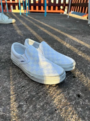 Vans skor - Säljer dessa sköna Vans skor utan skador och i väldigt bra skick, de har lite repor på sulan med det går nog att fixa.