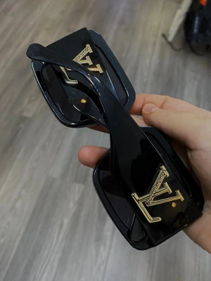 Solglasögon - Säljer snygga LV-inspirerade solglasögon i toppskick. Ger en lyxig look och sitter riktigt snyggt på.