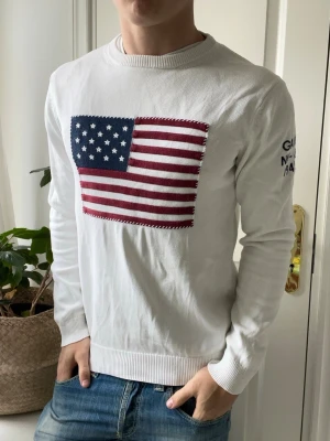 Gant tröja vit - Gant tröja vit med usa flagga. Inga defekter! Modellen i bilderna är 180 cm 75 kg och bär Storlek M , Kom med frågor! 🌟 (Kan gå ned i pris vid köp av paket 😉) 