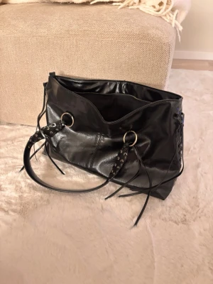 Svart handväska från Zara i nytt skick - Handväskan är i mycket bra skick och har varit väl omhändertagen.