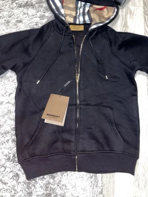 Svart Burrberry zip up - Den är helt ny och kommer fraktas med dens orginal påse. Den är riktigt bra kvalite och kommer med tag och allt!