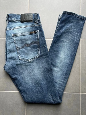 Nudie jeans  - Nudie jeans - 46 | W30. Mörkblå jeans med snygga slitningar.  Väldigt bra skick, inte använda mycket. 
